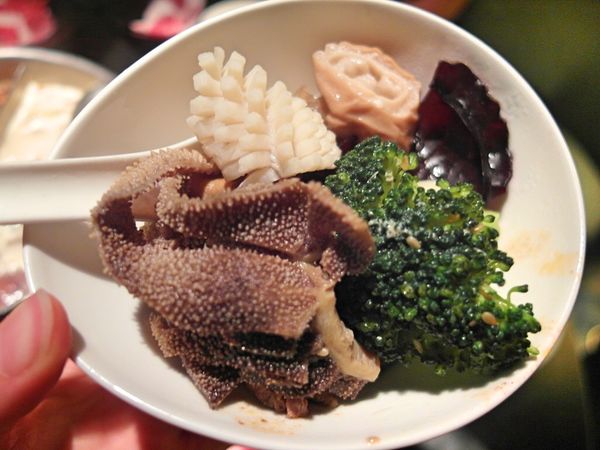 辛殿麻辣鍋(ATT 4 FUN信義店):❤️美食❤️【台北。信義】辛殿麻辣鍋(ATT 4 FUN信義店) ★四川中藥紅鍋+蒜香白鍋/各式頂級牛肉/頂級冰淇淋吃到飽