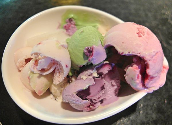 辛殿麻辣鍋(ATT 4 FUN信義店):❤️美食❤️【台北。信義】辛殿麻辣鍋(ATT 4 FUN信義店) ★四川中藥紅鍋+蒜香白鍋/各式頂級牛肉/頂級冰淇淋吃到飽