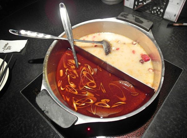 辛殿麻辣鍋(ATT 4 FUN信義店):❤️美食❤️【台北。信義】辛殿麻辣鍋(ATT 4 FUN信義店) ★四川中藥紅鍋+蒜香白鍋/各式頂級牛肉/頂級冰淇淋吃到飽