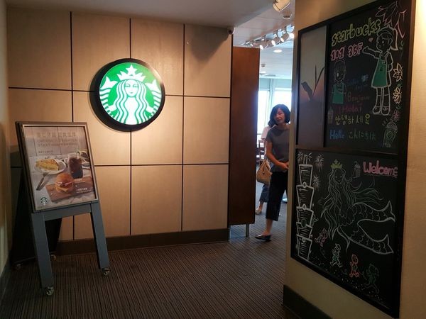 台北美食【台北101星巴克Starbucks - Taipei】35樓高空景觀咖啡館。信義區下午茶。台北101下午茶