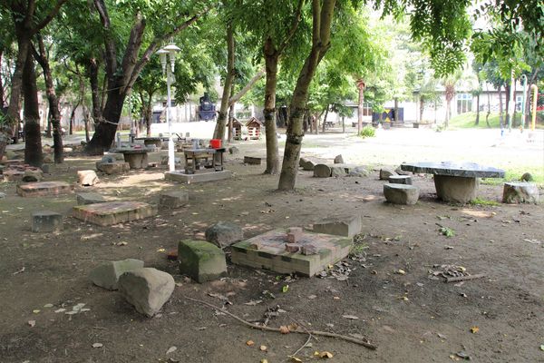 南靖糖廠休閒園區:【嘉義水上景點】台糖南靖糖廠休閒廣場~懷舊冰品好便宜,坐火車看飛機,遊樂設施遛孩子去