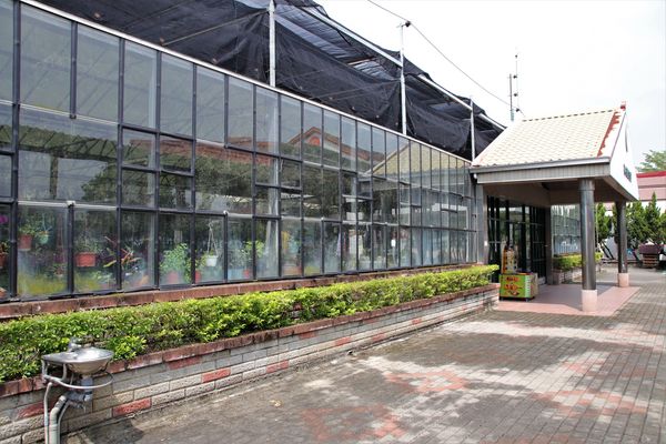 南靖糖廠休閒園區:【嘉義水上景點】台糖南靖糖廠休閒廣場~懷舊冰品好便宜,坐火車看飛機,遊樂設施遛孩子去