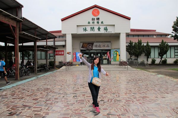 南靖糖廠休閒園區:【嘉義水上景點】台糖南靖糖廠休閒廣場~懷舊冰品好便宜,坐火車看飛機,遊樂設施遛孩子去