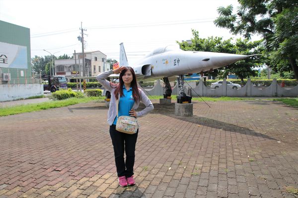 南靖糖廠休閒園區:【嘉義水上景點】台糖南靖糖廠休閒廣場~懷舊冰品好便宜,坐火車看飛機,遊樂設施遛孩子去