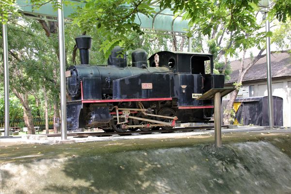 南靖糖廠休閒園區:【嘉義水上景點】台糖南靖糖廠休閒廣場~懷舊冰品好便宜,坐火車看飛機,遊樂設施遛孩子去