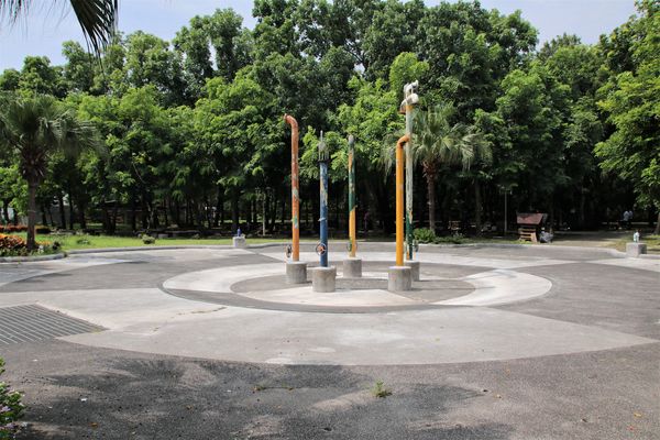 南靖糖廠休閒園區:【嘉義水上景點】台糖南靖糖廠休閒廣場~懷舊冰品好便宜,坐火車看飛機,遊樂設施遛孩子去