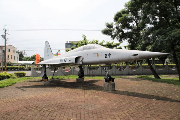 南靖糖廠休閒園區:【嘉義水上景點】台糖南靖糖廠休閒廣場~懷舊冰品好便宜,坐火車看飛機,遊樂設施遛孩子去