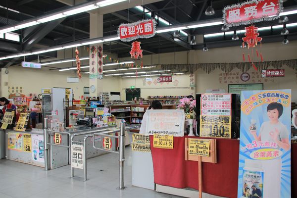 南靖糖廠休閒園區:【嘉義水上景點】台糖南靖糖廠休閒廣場~懷舊冰品好便宜,坐火車看飛機,遊樂設施遛孩子去