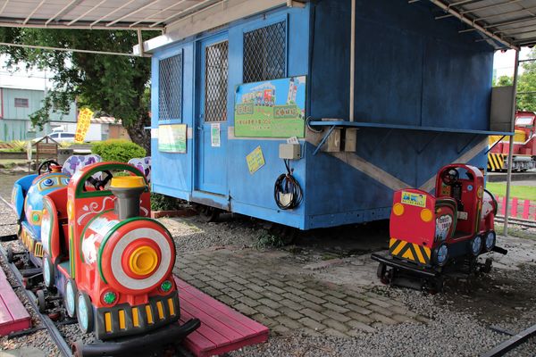 南靖糖廠休閒園區:【嘉義水上景點】台糖南靖糖廠休閒廣場~懷舊冰品好便宜,坐火車看飛機,遊樂設施遛孩子去