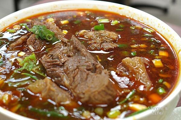 |台北士林‧台式| 牛肉大塊給6塊,這碗麵有夠實在《忠誠牛肉