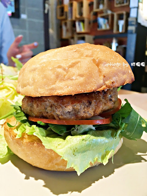 【台中 北屯】小葛廚房 Gladys Kitchen🍔🍔🍔天然食材、手做料理、餐點很〝菜〞，以漢堡 X 帕尼尼為主，小鎮中獨樹一格的早午餐🍴🍴
