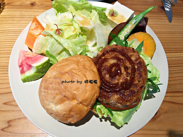 【台中 北屯】小葛廚房 Gladys Kitchen🍔🍔🍔天然食材、手做料理、餐點很〝菜〞，以漢堡 X 帕尼尼為主，小鎮中獨樹一格的早午餐🍴🍴