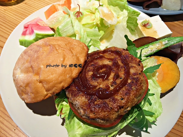 【台中 北屯】小葛廚房 Gladys Kitchen🍔🍔🍔天然食材、手做料理、餐點很〝菜〞，以漢堡 X 帕尼尼為主，小鎮中獨樹一格的早午餐🍴🍴