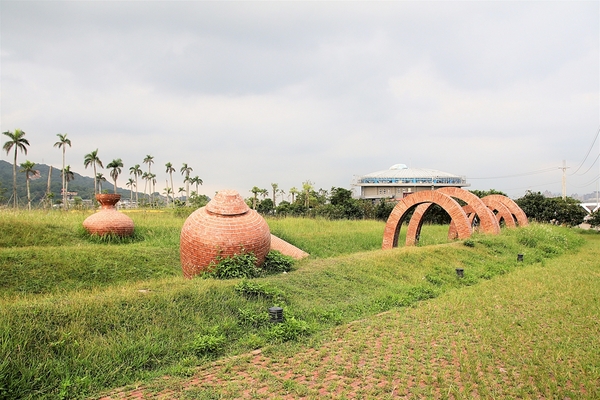 三鶯陶花源:【新北市鶯歌景點】三鶯桃花源~巨型碗盤散落在大草原上,陶藝公園,讚嘆著名手拉坏建築標的的鬼斧神工