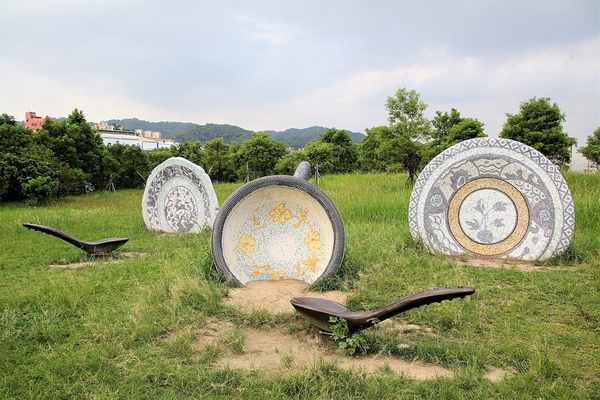 三鶯陶花源:【新北市鶯歌景點】三鶯桃花源~巨型碗盤散落在大草原上,陶藝公園,讚嘆著名手拉坏建築標的的鬼斧神工