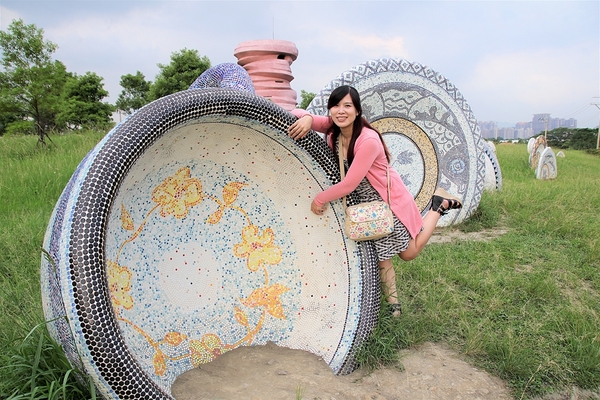 三鶯陶花源:【新北市鶯歌景點】三鶯桃花源~巨型碗盤散落在大草原上,陶藝公園,讚嘆著名手拉坏建築標的的鬼斧神工