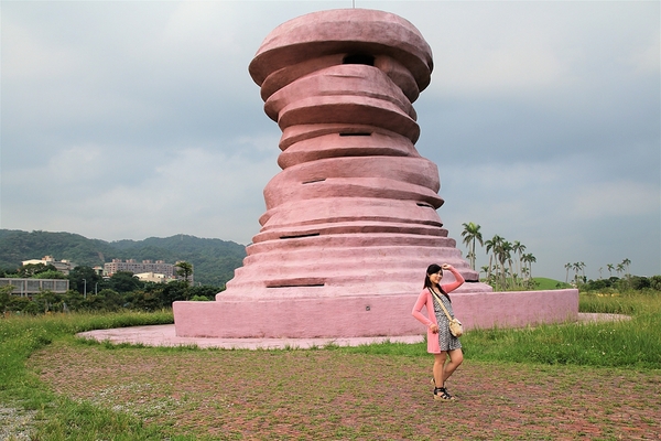 三鶯陶花源:【新北市鶯歌景點】三鶯桃花源~巨型碗盤散落在大草原上,陶藝公園,讚嘆著名手拉坏建築標的的鬼斧神工