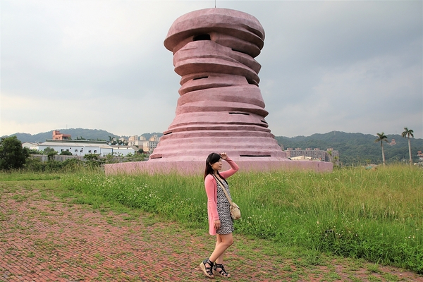 三鶯陶花源:【新北市鶯歌景點】三鶯桃花源~巨型碗盤散落在大草原上,陶藝公園,讚嘆著名手拉坏建築標的的鬼斧神工
