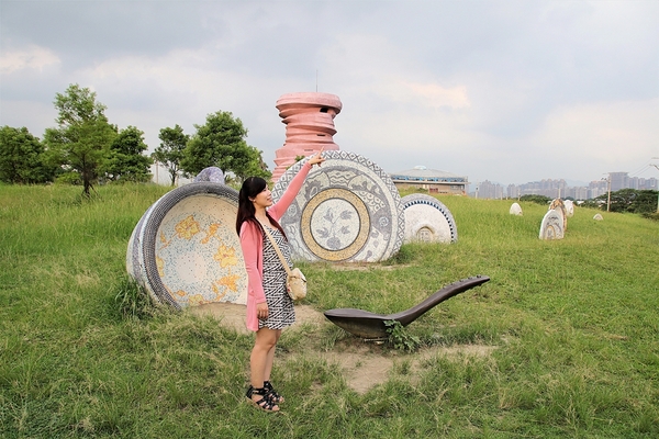 三鶯陶花源:【新北市鶯歌景點】三鶯桃花源~巨型碗盤散落在大草原上,陶藝公園,讚嘆著名手拉坏建築標的的鬼斧神工