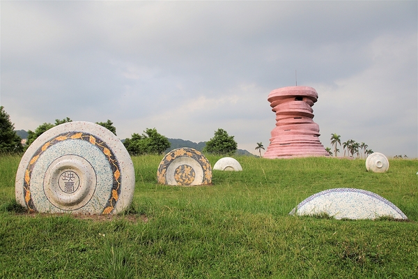 三鶯陶花源:【新北市鶯歌景點】三鶯桃花源~巨型碗盤散落在大草原上,陶藝公園,讚嘆著名手拉坏建築標的的鬼斧神工