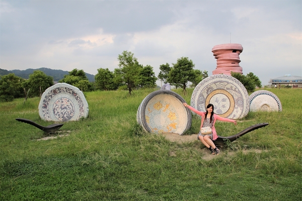 三鶯陶花源:【新北市鶯歌景點】三鶯桃花源~巨型碗盤散落在大草原上,陶藝公園,讚嘆著名手拉坏建築標的的鬼斧神工