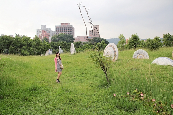 三鶯陶花源:【新北市鶯歌景點】三鶯桃花源~巨型碗盤散落在大草原上,陶藝公園,讚嘆著名手拉坏建築標的的鬼斧神工