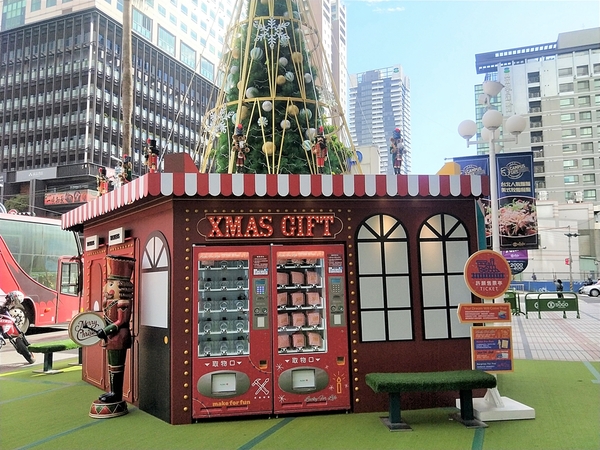 廣三SOGO百貨(台中店)：【台中景點】廣三SOGO崇光百貨~胡桃鉗先生、聖誕老公公、雪人、馴鹿、各種禮物盒及糖果造景，一起來過聖誕