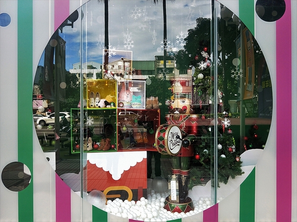 廣三SOGO百貨(台中店)：【台中景點】廣三SOGO崇光百貨~胡桃鉗先生、聖誕老公公、雪人、馴鹿、各種禮物盒及糖果造景，一起來過聖誕