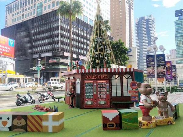 廣三SOGO百貨(台中店)：【台中景點】廣三SOGO崇光百貨~胡桃鉗先生、聖誕老公公、雪人、馴鹿、各種禮物盒及糖果造景，一起來過聖誕