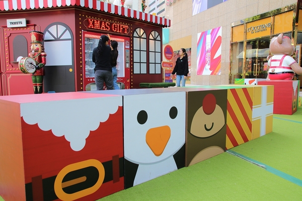 廣三SOGO百貨(台中店)：【台中景點】廣三SOGO崇光百貨~胡桃鉗先生、聖誕老公公、雪人、馴鹿、各種禮物盒及糖果造景，一起來過聖誕