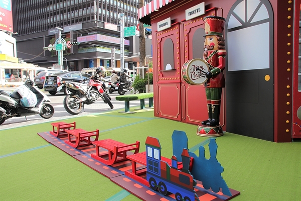 廣三SOGO百貨(台中店)：【台中景點】廣三SOGO崇光百貨~胡桃鉗先生、聖誕老公公、雪人、馴鹿、各種禮物盒及糖果造景，一起來過聖誕