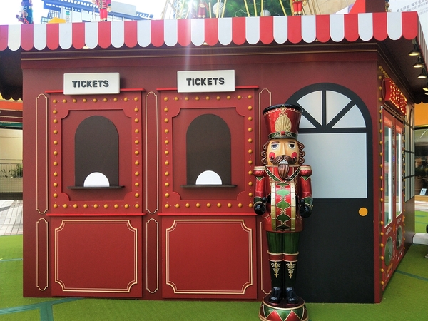 廣三SOGO百貨(台中店)：【台中景點】廣三SOGO崇光百貨~胡桃鉗先生、聖誕老公公、雪人、馴鹿、各種禮物盒及糖果造景，一起來過聖誕