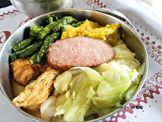 【苗栗 通霄】石蓮園🚂🚂🚂老字號鐵道火車餐廳&民宿，超適合帶小孩來放電，終於一圓在火車上吃鐵路便當的夢想，搭配一旁無敵海景，大大滿足💖💖💖