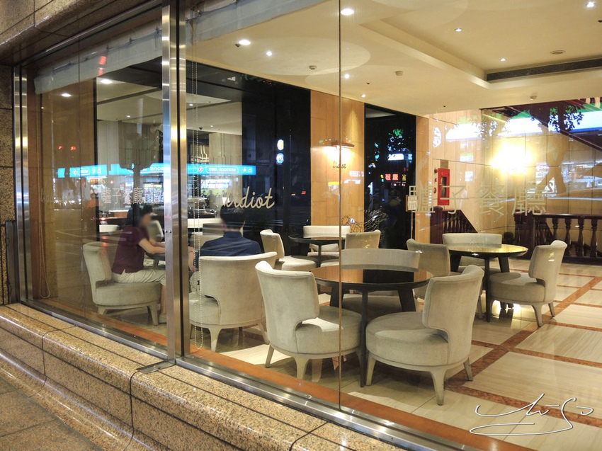 L%5CIDIOT RESTAURANT (117).JPG