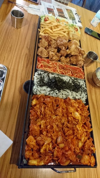 I'm Kimchi 韓式料理：高雄~I'm Kimchi 韓式料理~驚到吃手手~75雞SET令人瘋狂~韓式料理一次滿足~排隊美食/近瑞豐夜市