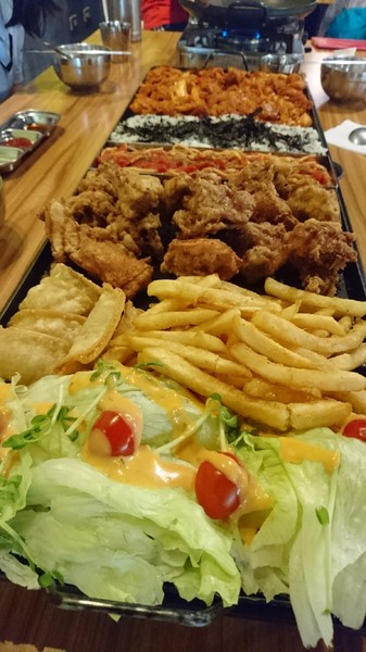 I'm Kimchi 韓式料理：高雄~I'm Kimchi 韓式料理~驚到吃手手~75雞SET令人瘋狂~韓式料理一次滿足~排隊美食/近瑞豐夜市