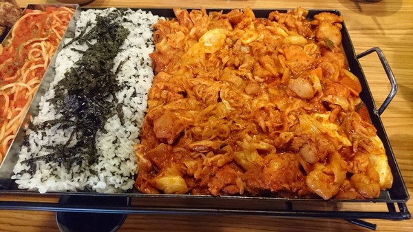 I'm Kimchi 韓式料理：高雄~I'm Kimchi 韓式料理~驚到吃手手~75雞SET令人瘋狂~韓式料理一次滿足~排隊美食/近瑞豐夜市