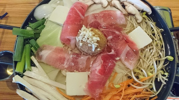 I'm Kimchi 韓式料理：高雄~I'm Kimchi 韓式料理~驚到吃手手~75雞SET令人瘋狂~韓式料理一次滿足~排隊美食/近瑞豐夜市