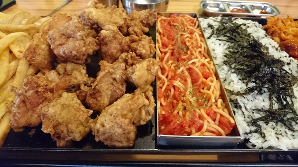 I'm Kimchi 韓式料理：高雄~I'm Kimchi 韓式料理~驚到吃手手~75雞SET令人瘋狂~韓式料理一次滿足~排隊美食/近瑞豐夜市