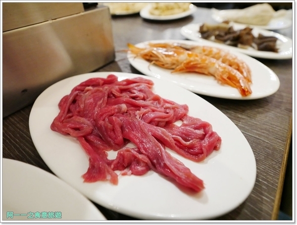 瓦法奇朵Waffogato(台北車站店)：台北車站火鍋聚餐 瓦法奇朵 四川麻辣鍋～來咖啡館悠閒吃火鍋，菜色豐富又舒服