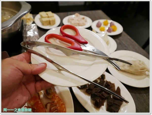 瓦法奇朵Waffogato(台北車站店)：台北車站火鍋聚餐 瓦法奇朵 四川麻辣鍋～來咖啡館悠閒吃火鍋，菜色豐富又舒服