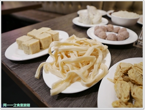 瓦法奇朵Waffogato(台北車站店)：台北車站火鍋聚餐 瓦法奇朵 四川麻辣鍋～來咖啡館悠閒吃火鍋，菜色豐富又舒服