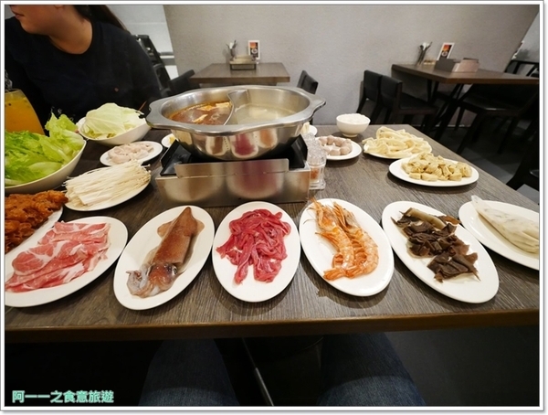 瓦法奇朵Waffogato(台北車站店)：台北車站火鍋聚餐 瓦法奇朵 四川麻辣鍋～來咖啡館悠閒吃火鍋，菜色豐富又舒服