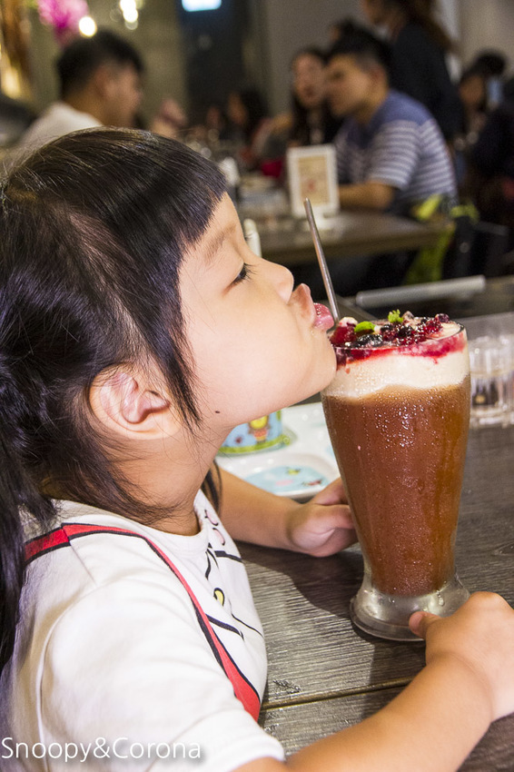 【台北美食】台北車站美食／瓦法奇朵～經典四川火鍋半價、正宗四川菜買一送一、下午茶點任點2杯飲料即可1元加購享繽紛莓果爆漿蛋糕