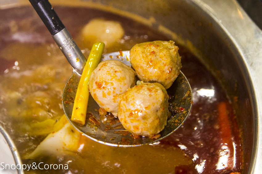 【台北美食】台北車站美食／瓦法奇朵～經典四川火鍋半價、正宗四川菜買一送一、下午茶點任點2杯飲料即可1元加購享繽紛莓果爆漿蛋糕