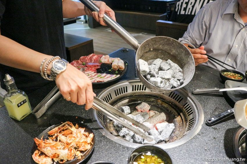 捷運忠孝敦化站燒烤火鍋吃到飽｜瓦崎燒烤火鍋敦南店｜689給你頂級Prime牛小排生蠔吃到爽