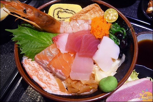 八坂丼屋(中友店)：台中一中商圈人氣平價丼飯。八坂丼屋。中友百貨超值澎湃海鮮熟食丼飯，吃過都說讚!@商妮吃喝遊樂