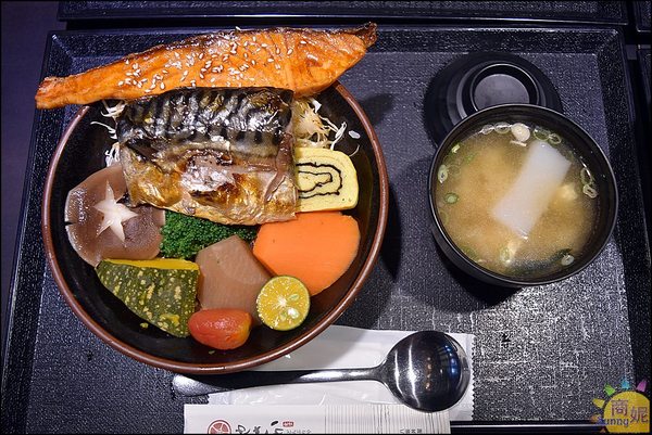 八坂丼屋(中友店)：台中一中商圈人氣平價丼飯。八坂丼屋。中友百貨超值澎湃海鮮熟食丼飯，吃過都說讚!@商妮吃喝遊樂