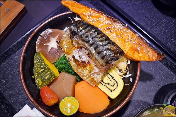 八坂丼屋(中友店)：台中一中商圈人氣平價丼飯。八坂丼屋。中友百貨超值澎湃海鮮熟食丼飯，吃過都說讚!@商妮吃喝遊樂