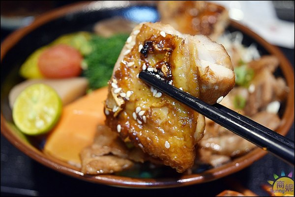 八坂丼屋(中友店)：台中一中商圈人氣平價丼飯。八坂丼屋。中友百貨超值澎湃海鮮熟食丼飯，吃過都說讚!@商妮吃喝遊樂